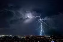 Vì sao tia sét luôn tạo thành những đường zic zắc trên bầu trời?