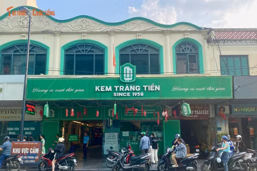 [VIDEO] Người Hà Nội tìm đến Kem Tràng Tiền trước ngày dừng bán ở địa điểm cũ