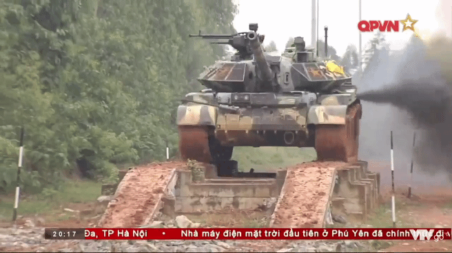 Tất nhiên so với những chiếc xe tăng hiện đại như T-72B3 được sử dụng tại Tank Biathlon như mọi năm, T-54M3 có phần hơi lỗi thời, dù vậy đây vẫn là phương tiện phù hợp để lính xe tăng Việt Nam rèn luyện thêm kỹ năng và bản lĩnh cho giải đấu sắp tới. Nguồn ảnh: QPVN.