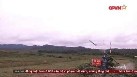 Trong nội dung bắn đạn thật, các cá nhân, tiểu đội thực hành bài bắn đuổi mục tiêu trong công sự với tổ hợp tên lửa phòng không vác vai tầm thấp 9K32 Strela-2 (Việt Nam gọi là A72) một trong những vũ khí phòng không tầm thấp chủ lực của Việt Nam, được biên chế cho các đơn vị phòng không thuộc các quân binh chủng. Nguồn ảnh: QPVN.