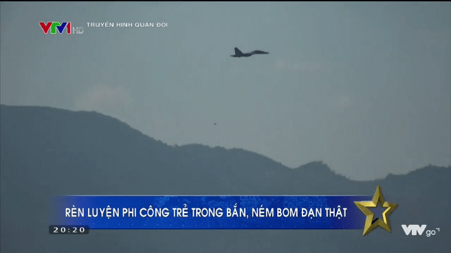 Điều khá bất ngờ là dù trong đợt diễn tập bắn ném bom đạn thật mới đây những chiếc tiêm kích Su-30MK2 của Không quân Việt Nam dù chỉ được trang bị các loại bom thông dụng, không có tính năng dẫn đường vẫn có thể tấn công chính xác các mục tiêu giả định trong điều kiện đêm tối, trong đó hầu hết phi công tham gia diễn tập đều đạt thành tích xuất sắc. Nguồn ảnh: Truyền hình Quân đội.