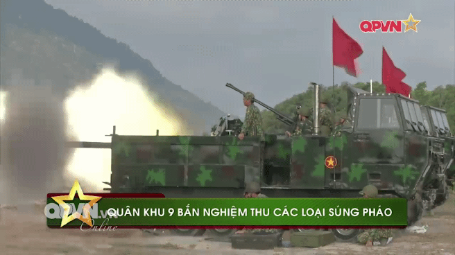 Theo kênh truyền hình Quốc phòng Việt Nam, trong tháng 4 vừa qua tại trường bắn Chi Lăng, tỉnh An Giang, Quân khu 9 đã tổ chức bắn nghiệm thu nhiệm vụ khoa học và công nghệ tích hợp một số mẫu pháo kéo, pháo phòng không trên khung gầm xe bánh xích M548. Nguồn ảnh: QPVN.
