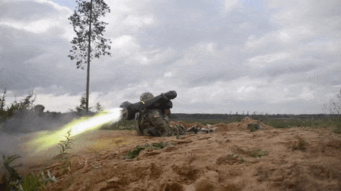 Hệ thống tên lửa chống tăng Javelin có trọng lượng khoảng 28,7 kg - khá nhẹ gồm 3 thành phần chính: Khí tài chỉ huy bắn; ống phóng đạn và đạn tên lửa. Một kíp pháo thủ Javelin chỉ cần tới 2 người. Nguồn ảnh: Youtube.