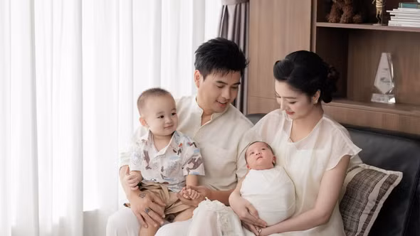 [GALLERY] Hồ Quang Hiếu khoe ảnh gia đình, công khai diện mạo con thứ hai