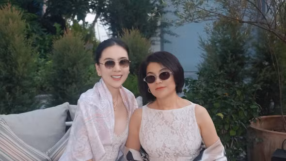 [GALLERY] Mai Ngọc khoe mẹ gần 60 tuổi vẫn trẻ đẹp, sành điệu