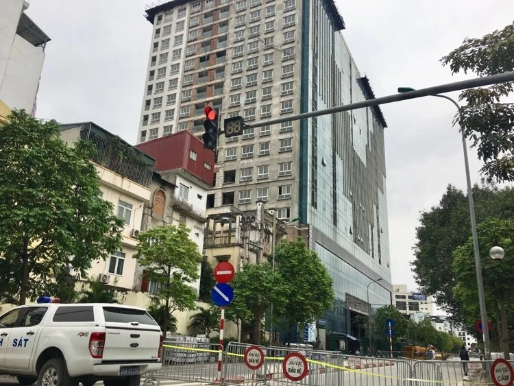 Hà Nội: Phong tỏa đường Trần Phú, phá dỡ tầng 17 và 18 nhà 8B Lê Trực