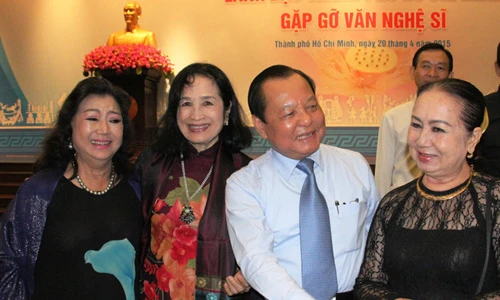 Lãnh đạo TP HCM gặp gỡ các nghệ sĩ lừng danh
