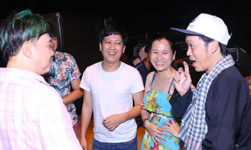 Hoài Linh tươi rói đến liveshow Mạnh Quỳnh sau ồn ào