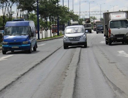 Đại lộ hiện đại nhất TP HCM lún nặng gần... cả năm