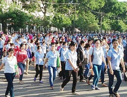 Hàng trăm nghìn công nhân hăng say trở lại làm việc