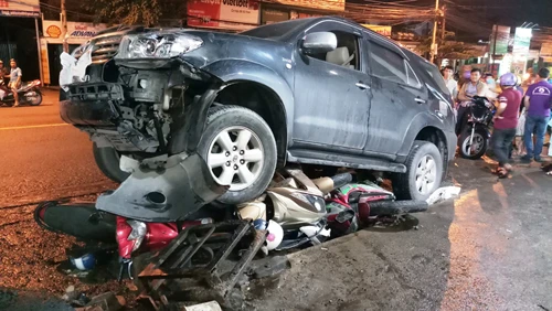 Hiện trường kinh hoàng ôtô Fortuner “nuốt” hàng loạt xe máy ở Đồng Nai