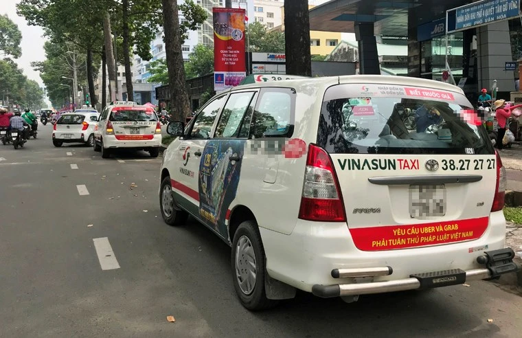 Bất chấp dư luận, VINASUN vẫn treo biểu ngữ chống Uber - Grab
