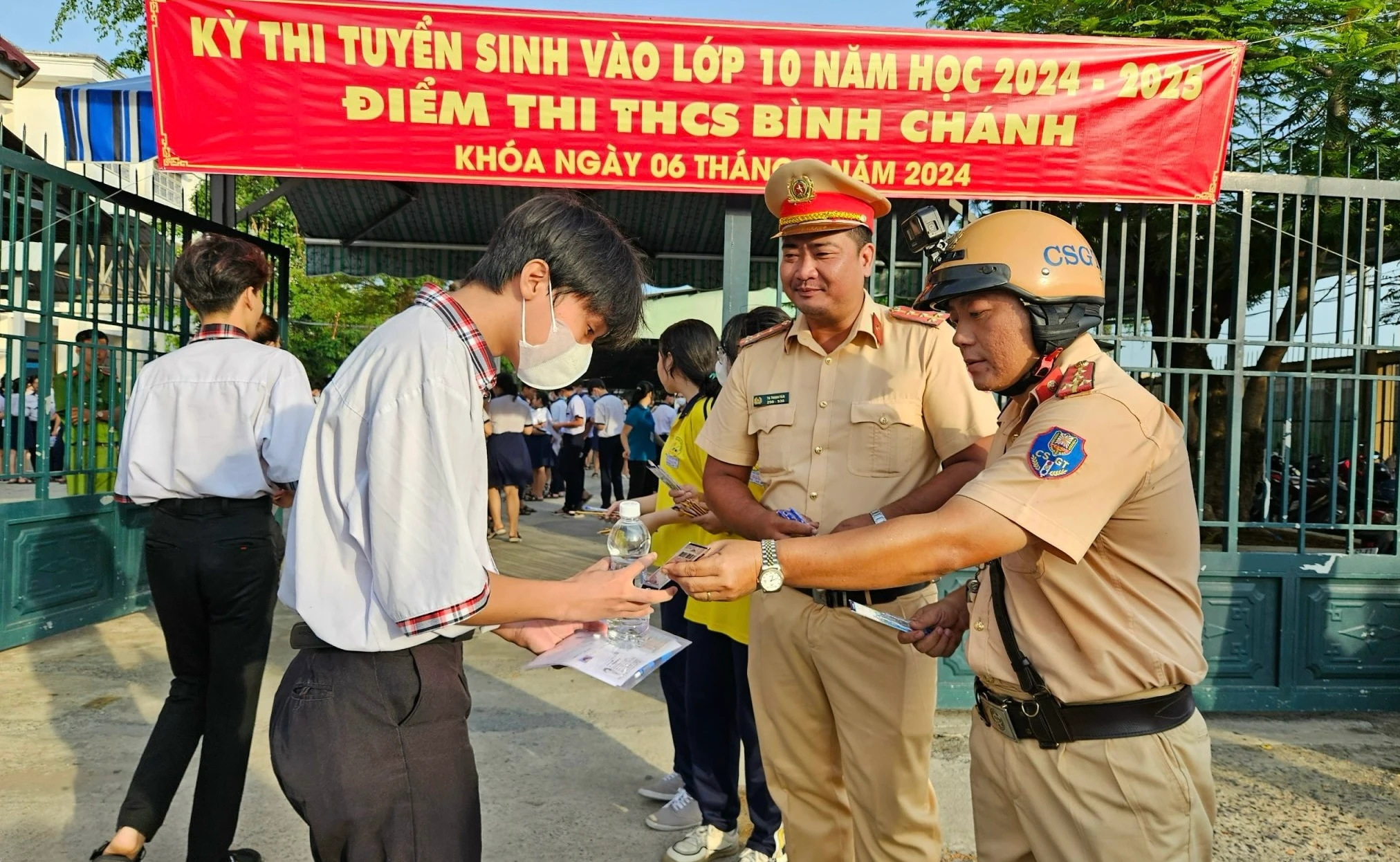Sĩ tử bất ngờ vì được CSGT tặng bút, thước