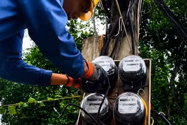 [VIDEO] Hàng trăm hộ dân Thanh Hóa phản ứng vì tiền điện tăng gấp ba dù dùng ít