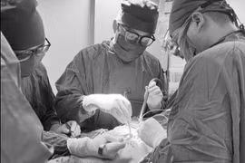 Tắc động mạch cấp, bệnh nhân ung thư được cứu chi trong giờ vàng