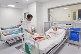 Người phụ nữ bị đứt lìa cẳng chân do máy cắt cỏ văng vào người