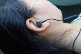 WHO cảnh báo nguy cơ mất thính lực do sử dụng tai nghe sai cách