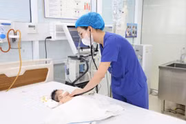 Cứu sống bé 2 tháng tuổi ở Phú Thọ viêm phổi nặng do RSV