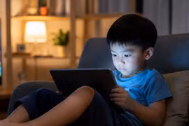 Điện thoại thành 'bảo mẫu', trẻ quên cách kết nối với thế giới thực