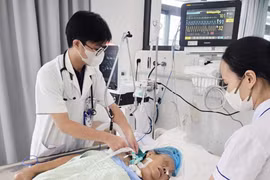 Người phụ nữ nguy kịch sau khi giẫm phải gai hoa giấy