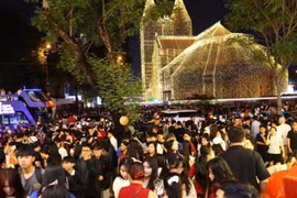 'Biển người' nô nức đổ về trung tâm TP HCM trong đêm Giáng sinh