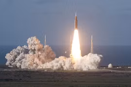 NASA phóng thành công tàu vũ trụ đưa 4 phi hành gia bay quanh Mặt trăng
