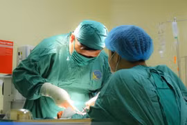 Đập tay vào kính lúc nóng giận, thanh niên 27 tuổi suýt mất bàn tay