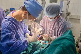 Bé 11 tuổi bị dao cắm vào đầu, cấp cứu khẩn, bảo vệ chức năng thần kinh