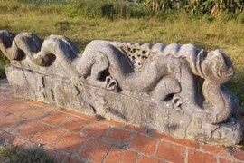 Bí ẩn đôi rồng đá cụt đầu tại Thành nhà Hồ