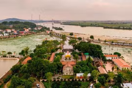 Sau khi chém giặc Phạm Nhan, Hưng Đạo Đại Vương thả kiếm xuống sông nào?