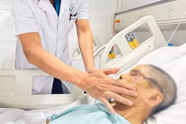 Bước hụt xuống hố thang máy, người đàn ông vỡ nát khuôn mặt