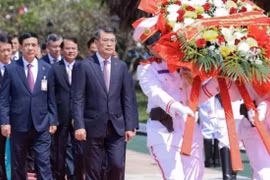 Thủ tướng Lê Minh Hưng đặt vòng hoa tại Đài tưởng niệm các chiến sĩ vô danh