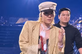 BigBang bùng nổ tại Mỹ Đình, G-Dragon đập vỡ đàn guitar