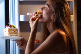 Làm sao để thoát khỏi thói quen ăn vì buồn?