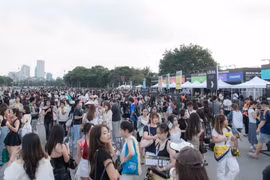 Hàng chục nghìn khán giả đổ về sân Mỹ Đình xem concert BigBang