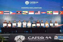 Chủ tịch VUSTA Châu Văn Minh cùng lãnh đạo AFEO ký Tuyên bố chung CAFEO 44