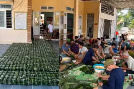 Thôn Xuân Lai gói gần 2.000 bánh chưng cho trẻ vui Trung thu