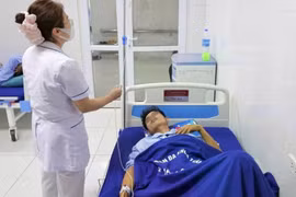 Một cú ngã, vỡ bàng quang, hệ lụy từ nhịn tiểu khi say rượu