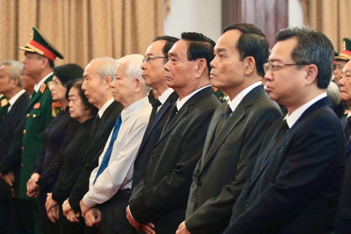 Dự Lễ truy điệu tại Hội trường Thống Nhất có Ủy viên Bộ Chính trị, Bí thư Thành ủy TP HCM Nguyễn Văn Nên; lãnh đạo Hội đồng Nhân dân, Ủy ban Nhân dân, Ủy ban Mặt trận Tổ quốc Việt Nam TP HCM; các đồng chí nguyên lãnh đạo Đảng, Nhà nước; nguyên lãnh đạo thành phố; đại diện các ban, ngành, đoàn thể, các cơ quan ngoại giao và đoàn đại biểu các tỉnh, thành phía Nam.