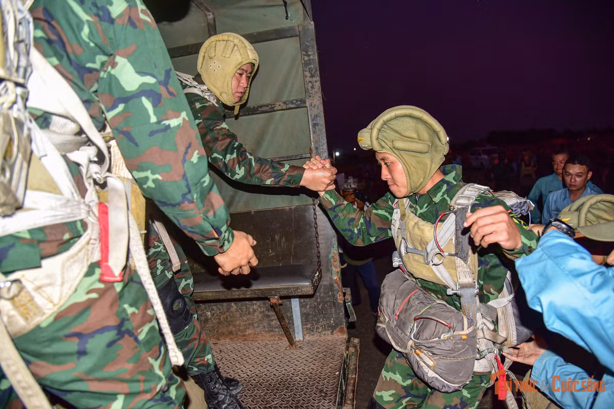 Trước giờ xuất kích, giáo viên của Sư đoàn 370, Quân chủng Phòng không - Không quân kiểm tra kỹ từng bộ dù, dây khóa và trang bị cá nhân. Mỗi thao tác đều được thực hiện cẩn trọng nhằm đảm bảo an toàn tuyệt đối cho chiến sĩ trước khi rời mặt đất.