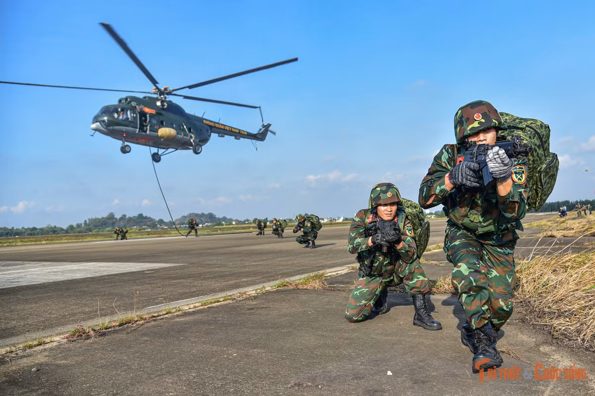 Nội dung huấn luyện đổ bộ đường không đòi hỏi khả năng phối hợp và xử lý tình huống chính xác.
