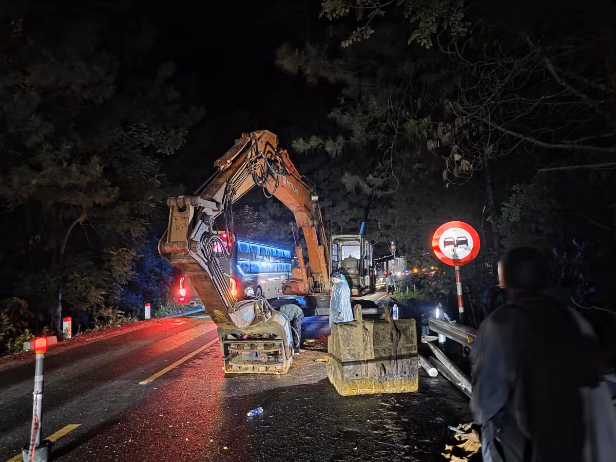 Trong lúc xử lý điểm sạt lở trọng yếu, Ban Bảo trì đường bộ tỉnh tiếp tục rà soát toàn tuyến, bố trí ứng trực 24/24 để kiểm soát diễn biến địa chất và dòng chảy nước mặt. Các khu vực có dấu hiệu nứt mới đều được đánh dấu và theo dõi liên tục.