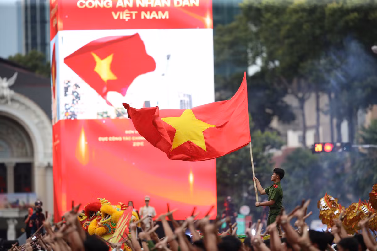 Tối 6/6, tại Phố đi bộ Nguyễn Huệ và đường Lê Lợi (Quận 1, TP HCM), hàng ngàn người dân và du khách đã có dịp thưởng thức chương trình “Vinh quang Công an Nhân dân Việt Nam”.