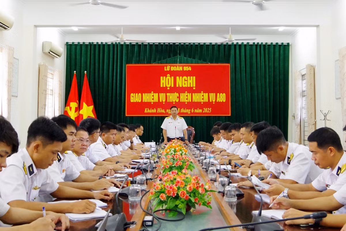Đại tá Vương Đăng Nam, Lữ đoàn trưởng Lữ đoàn Không quân Hải quân 954, cho biết, từ đầu tháng 7, đơn vị đã triển khai huấn luyện với phương châm “Khẩn trương, nghiêm túc, an toàn”.