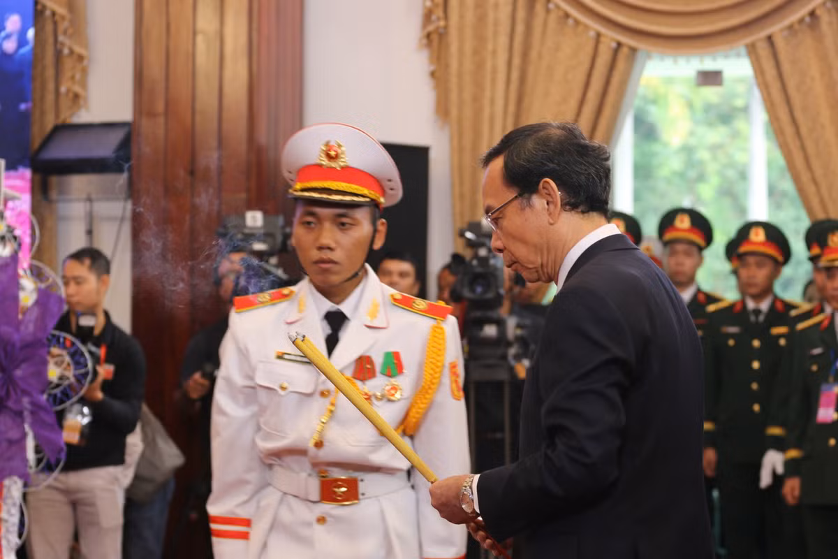 Từ 8 giờ sáng, Đoàn đại biểu của Thành ủy, HĐND, UBND, Ủy ban MTTQ Việt Nam TP HCM, cùng các nguyên lãnh đạo Đảng, Nhà nước và Thành phố, do Ủy viên Bộ Chính trị, Bí thư Thành ủy TP HCM Nguyễn Văn Nên làm trưởng đoàn, đã vào viếng và thắp hương tưởng niệm.