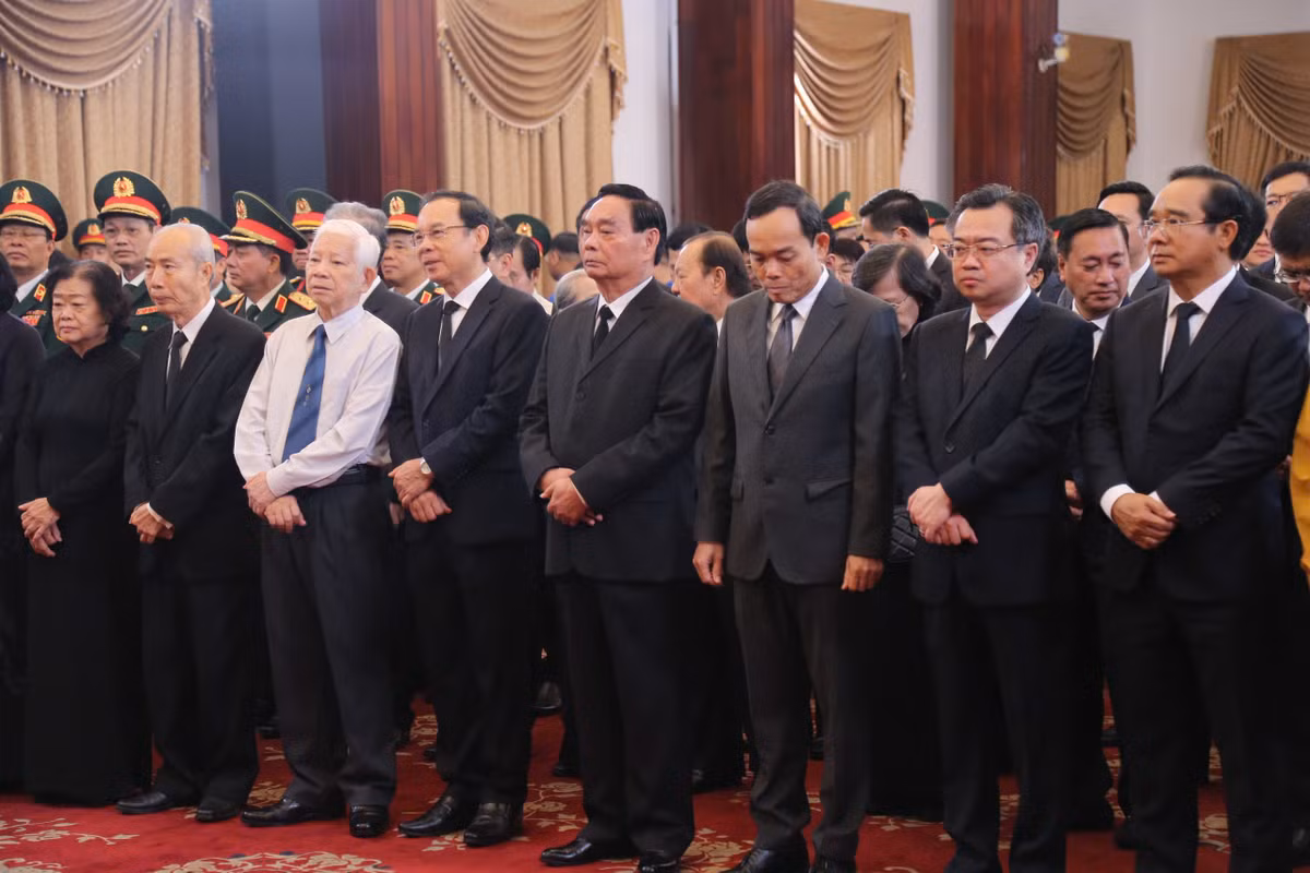 Buổi lễ diễn ra trong không khí trang nghiêm, xúc động với sự tham dự của nhiều lãnh đạo, nguyên lãnh đạo Đảng, Nhà nước, Mặt trận Tổ quốc Việt Nam, lãnh đạo TP HCM, các đoàn thể, tổ chức, lực lượng vũ trang và đông đảo các tầng lớp nhân dân.