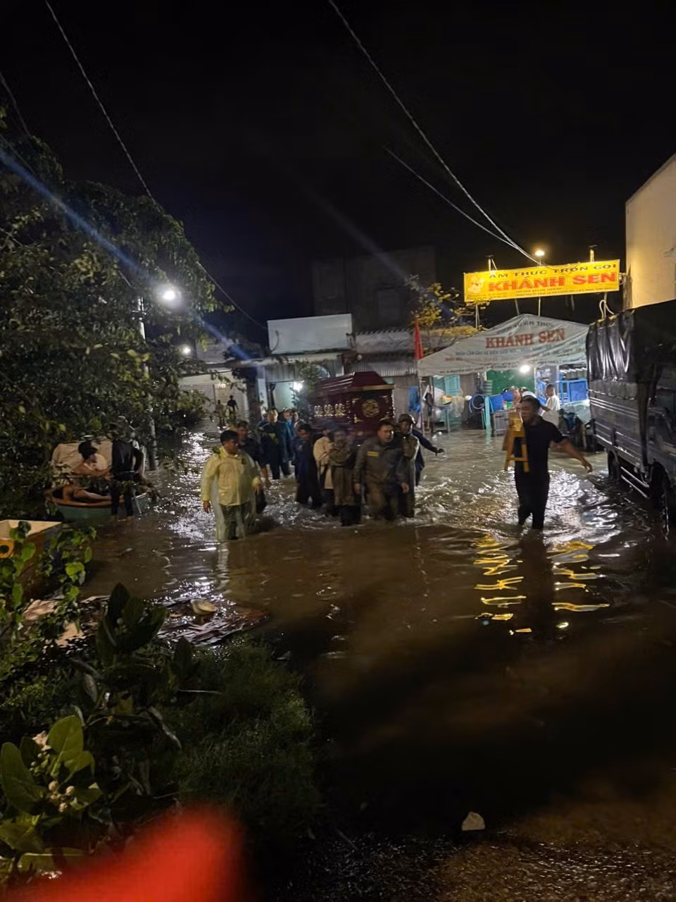 Cùng thời điểm, UBND phường Bình Thuận ban hành lệnh tạm cấm lưu thông qua Cầu Đúc (khu phố Phú Nhang) và Cầu Tràn (khu phố Xuân Điền) từ 20h30 ngày 27/10, do mực nước dâng cao, chảy xiết, gây nguy cơ mất an toàn. Lực lượng chức năng đã lập rào chắn, đặt biển cảnh báo và trực ban 24/24 tại hai đầu cầu.