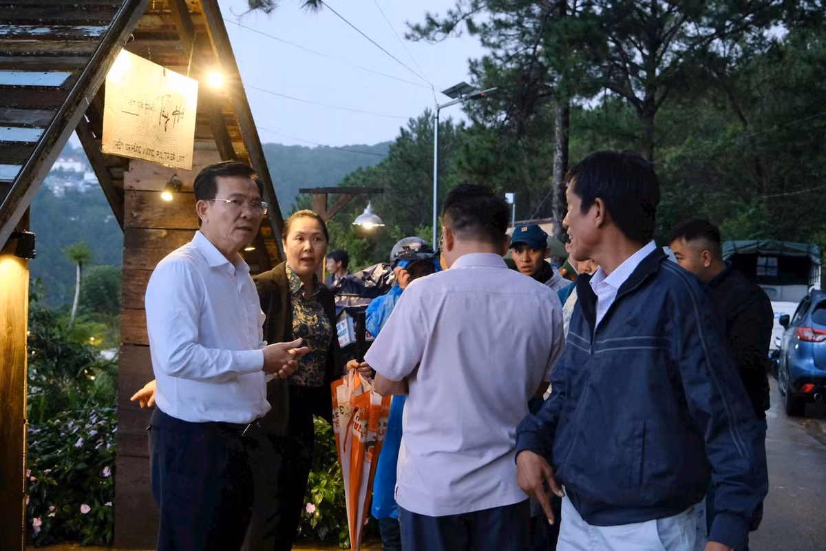chu-tich-tham-dong-vien-sat-lo-12-8.jpg