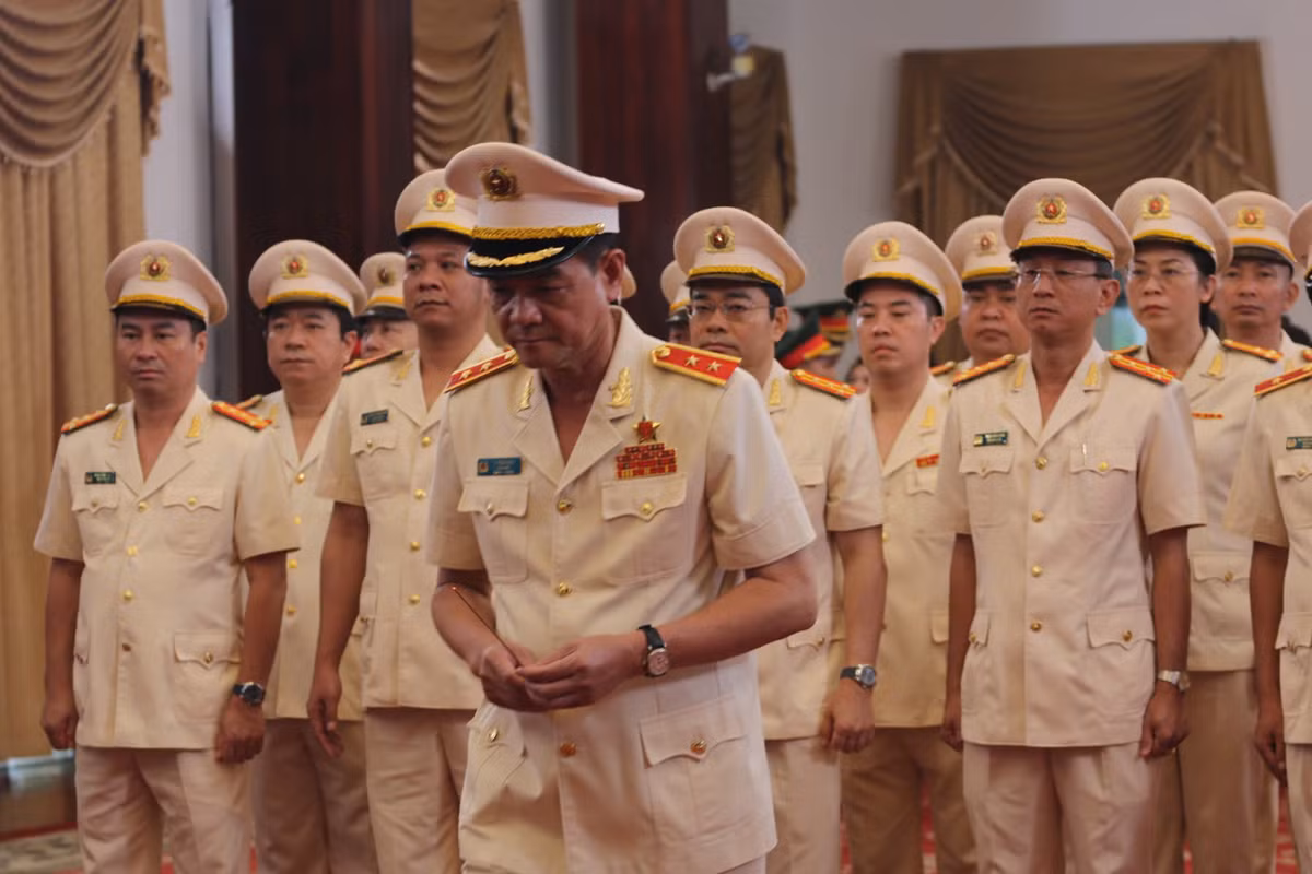 Đoàn Công an TP HCM tưởng niệm nguyên Chủ tịch nước Trần Đức Lương.