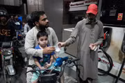 Pakistan trợ cấp nhiên liệu cho 9 triệu người thu nhập thấp